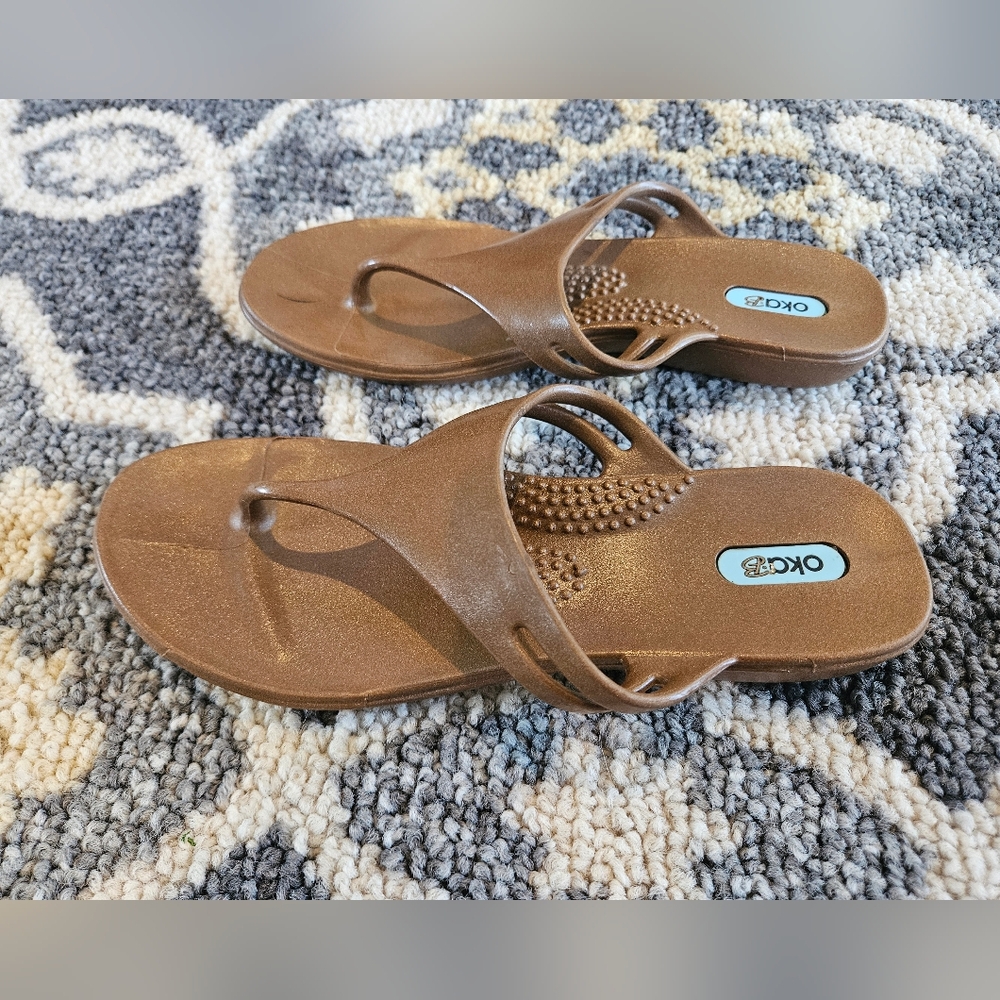 Oka B Millie Dark Gold Thong Flip-Flops Sandals Womens Sz S Summer Casual Comfy